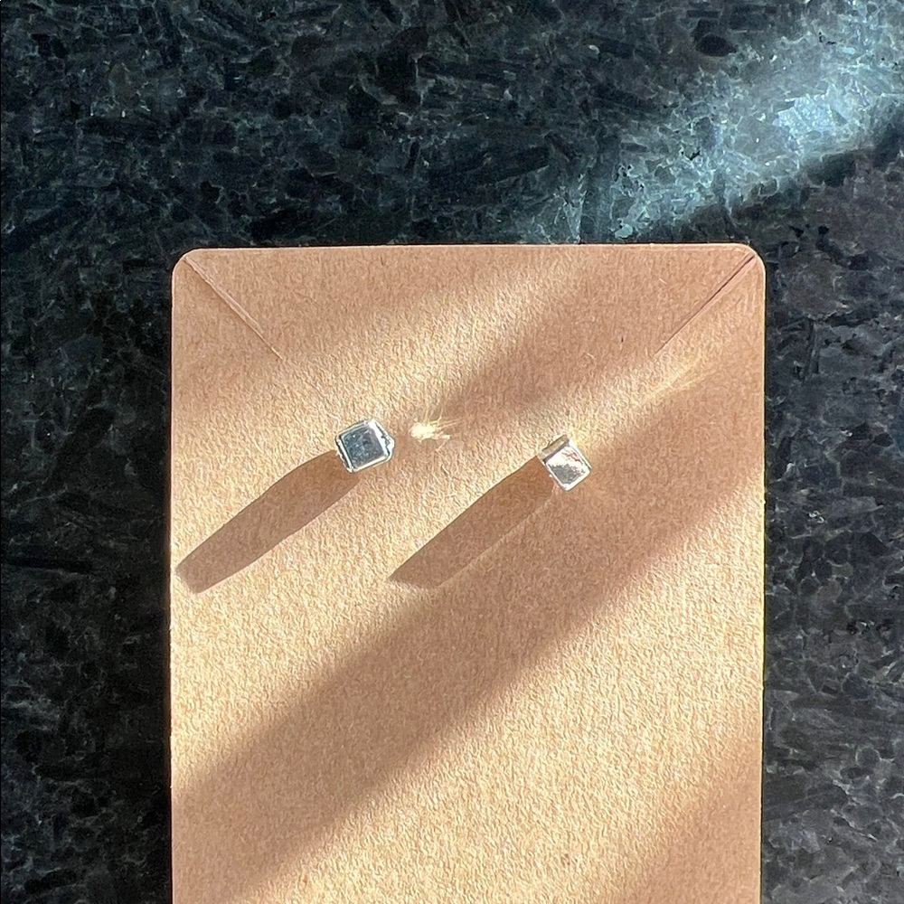 Square silver studs - Picture 2 of 3